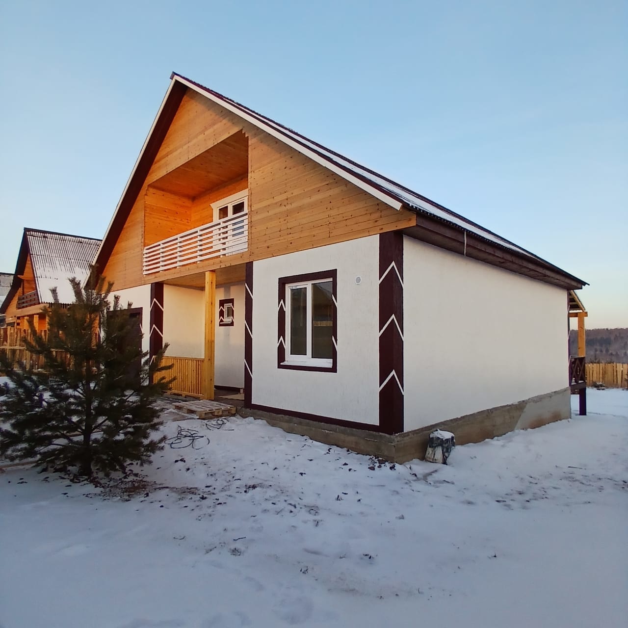 Продаётся уютный, благоустроенный дом в д. Куда.

- Отличное месторасположение, развитая инфраструктура, магазины, остановка общественного транспорта.

- Дом 160 кв.м из газобетона, отделка- короед. 
- Солнечный ровный участок 10 соток, огорожен забором. Септик 6м3, скважина 85м; 
- Гараж с подъемны