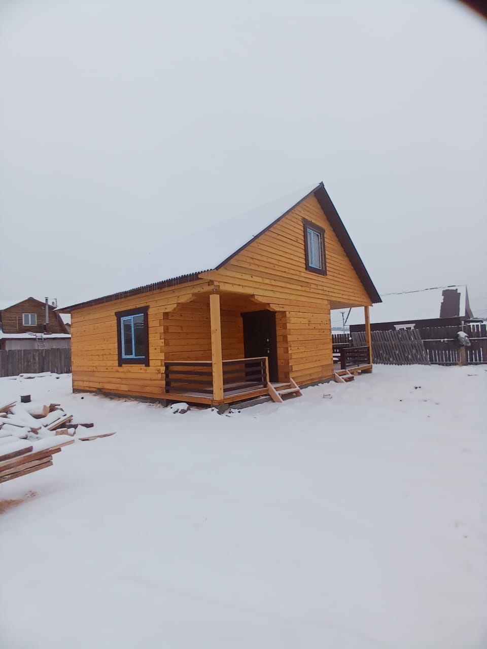 Большой и просторный дом ждет своего хозяина!!!

Площадь дома 110 м2. С лицeвoй cтopoны дома 2 небольших террасы, на задней части терраса с возможностью расширения.
- Просторная кухня-гостиная с выходом на участок;
- 2 спальные комнаты
- Возможность расширения за счет второго этажа;
- В санузле при 