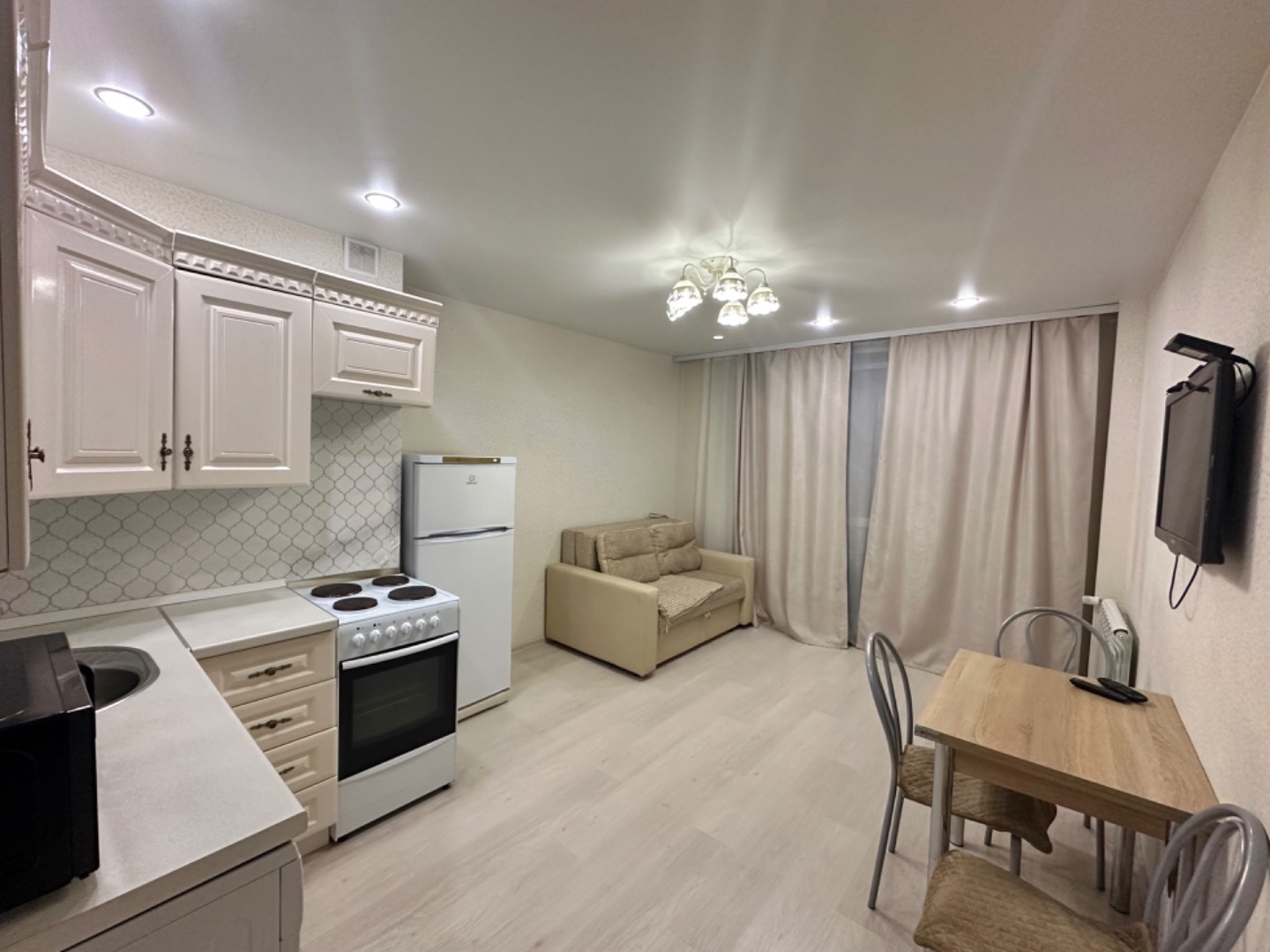 Просторная и солнечная евро 2-ка в Октябрьском районе. 

- Квартира имеет изолированную  планировку, что делает ее очень просторной и удобной для жизни 
- Практически вся мебель и техника остается новым собственникам 
- Благодаря панорамным окнам света будет достаточно во все времена года.
- Ремонт 