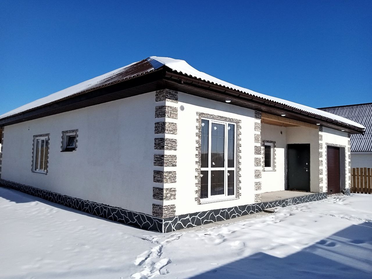 Предлагаю Вам купить дом из газобетона 2024 года постройки.

Площадь дома, 180м2. Плита , тёплый пол. Свет 15 кВ. Вода скважина  

Планировка:- Гараж на две машины, два санузла , три спальные комнаты ,большая  гостиная и  кухня с выходом во двор. Хорошее место, не болото

Дом солнечный, очень тёплый