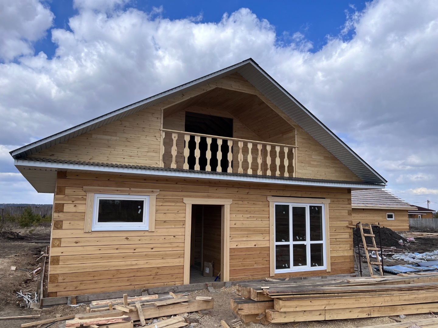 Продается новый дом)

★ О ДОМЕ
Двухэтажный дом с общей площадью 130 кв.м, с деревянным перекрытиями, с дополнительным утеплителем полимерной экструзии. Расположен на ровном участке 6 соток с огороженным забором из профлиста и дерева) Находится в живописном месте с прекрасным видом на лес)

В дом зав