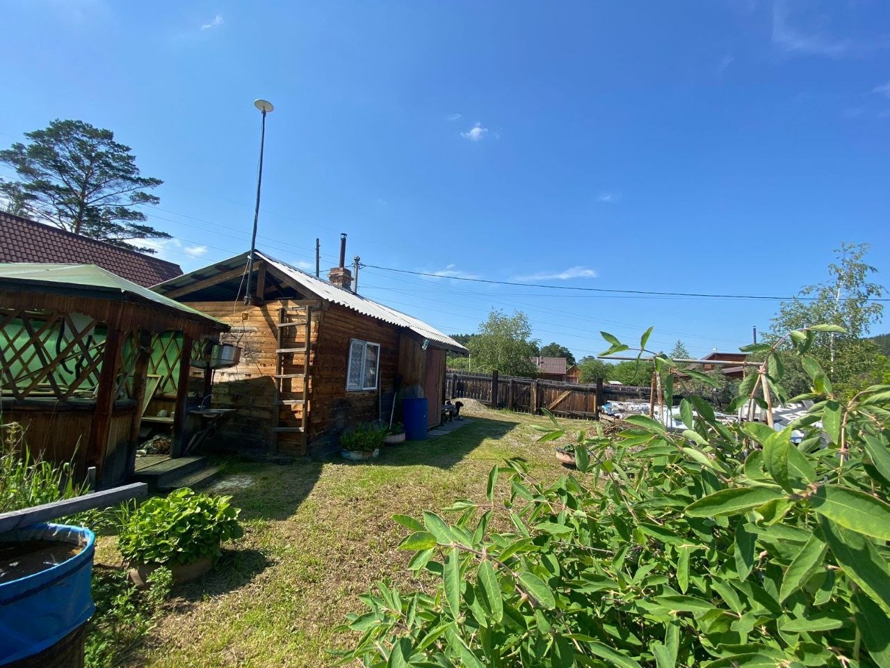 Продается дача на территории СНТ Труд Дача состоит из Бани , размером 3*4 и пристрой 3*4 Участок размером 6.8 соток, разработан, поднят и не топит На участке есть беседка для летнего отдыха, большая теплица , много различных насаждений Отличный вариант для летнего отдыха от городской суеты  Компания