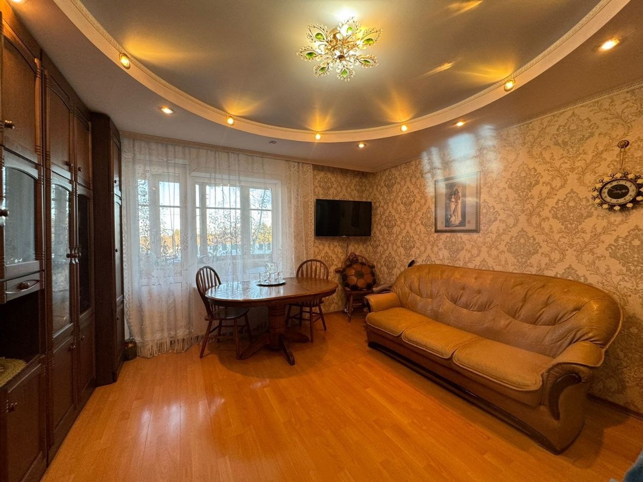 ПРОДАЕТСЯ 3-х КОМНАТНАЯ КВАРТИРА - трубы проводка в хорошем состоянии - светлая квартира, благодаря солнечной стороне - площадь кухни 5.7 м2 - комфортный 1 этаж - благополучные соседи - чистый подъезд КОМНАТЫ: - уютные спальни - кухня - зал - санузел - прихожая - 2 гардероба ПОДЪЕЗД: - панельный дом