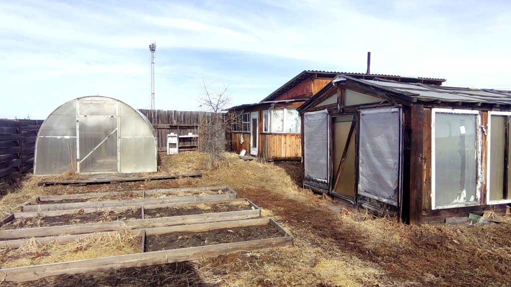 Продается замечательный дом, 45м2, в селе Оёк, распложённый на участке 20 соток

Дом построен из бруса, полностью обшит сайдингом. Десять лет назад была перекрыта крыша и заменена проводка на новую медную. Имеется две скважины. Одна в доме, вторая в бане. Дом полностью благоустроен. На кухне установ