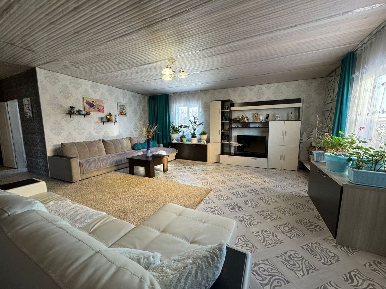 Продается дом из 18 бруса в с.Баклаши Дом площадью 135 кв.м 2015 года постройки В доме 4 комнаты, кухня гостиная, санузел, бойлерная, при входе терраса Центральная вода, официальное подключение электроэнергии 15 кВт, так же есть твердотопливный котел Участок 7 соток, много различных насаждений, тепл