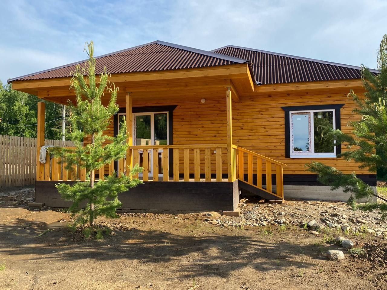 Предлагаю Вам купить дом из бруса 18*18, фундамент плита , с тремя раздельными спальнями и кухней-студией, бойлерная Площадь дома, 100м2. Санузел совмещённый состояние дома отличное. Участок 8 соток, ровный, хорошо отсыпан. Центральная вода Живописное место, рядом сосновый лес Дом солнечный, очень т