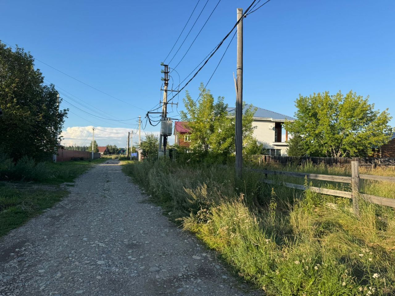 Продается участок (12 соток) с возможностью строительства на нем. 
Участок ровный, правильной формы, вода центральная рядом, столбы для света тоже рядом

Звоните, ответим на все интересующие вас вопросы!