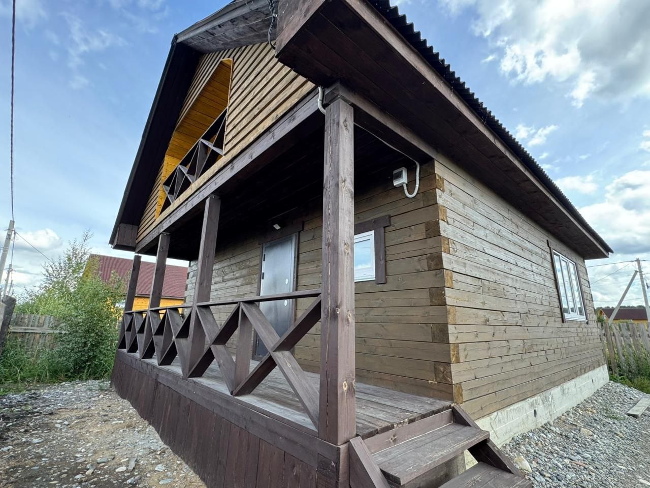 Предлагаю Вам купить дом из бруса 18*18, фундамент плита , с двумя раздельными спальнями и кухней-студией
 Площадь дома, 116м2.
Санузел совмещённый состояние дома отличное.
Участок 5 соток, ровный, хорошо отсыпан. вода скважина 
Живописное место
Дом солнечный, очень тёплый и светлый. Соседи все спок