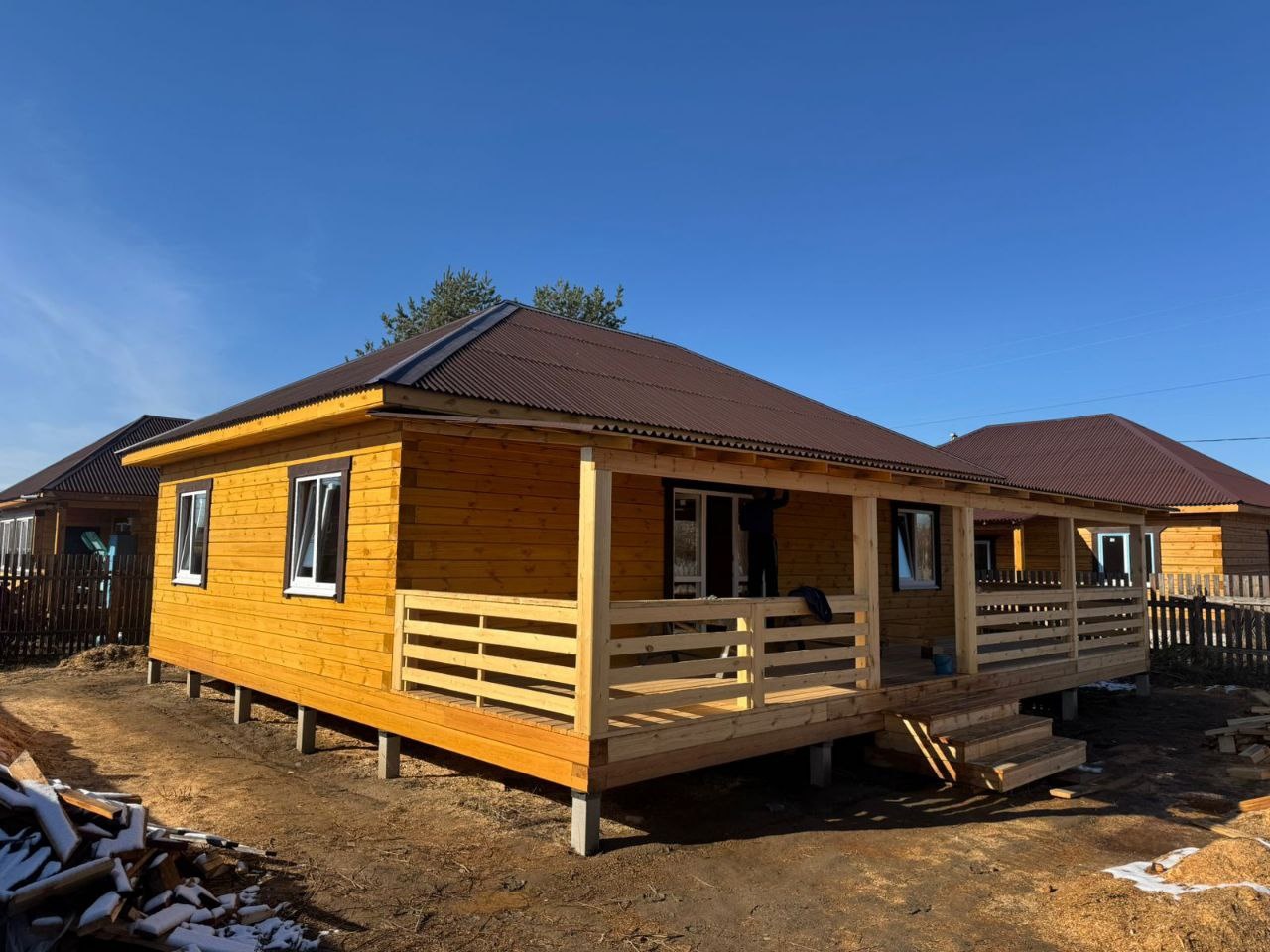 Предлагаю Вам купить дом из бруса 18*18, фундамент плита , с тремя раздельными спальнями и кухней-студией
Площадь дома, 152м2.
Санузел раздельный, состояние дома отличное.
Участок 7 соток, ровный, хорошо отсыпан. вода центральная, септик 4 куба
Живописное место
Дом солнечный, очень тёплый и светлый.