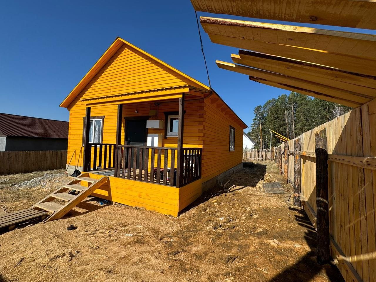 Предлагаю Вам купить дом из бруса 18*18, фундамент ленточный , с тремя раздельными спальнями и кухней-студией
Площадь дома, 95 м2. отопление бойлер
Санузел совмещённый,  состояние дома отличное.
Участок 7 соток, ровный, хорошо отсыпан. вода скважина
Живописное место
Дом солнечный, очень тёплый и све