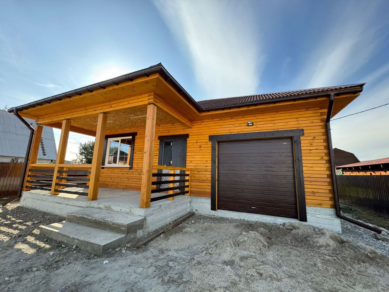 Предлагаю Вам купить дом из бруса 10*18, фундамент плита , с тремя раздельными спальнями, большой сан узел, прихожая и кухней-студией
Площадь дома, 120 м2.
Санузел совмещённый состояние дома отличное.
Участок 7.5 соток, ровный, хорошо отсыпан. вода центральная
Живописное место
Дом солнечный, очень т