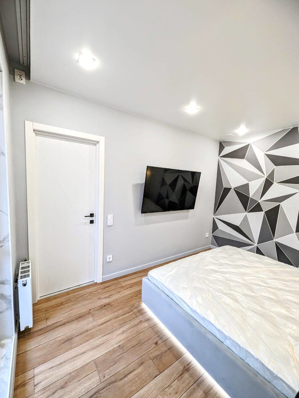 Продается 2к комнатная квартира с дизайнерским ремонтом в Октябрьском районе
Отличный вариант для молодой семьи или одного человека

В квартире сделан ремонт по проекту с использованием качественных материалов

На полу в коридоре, на кухне и в ванной - керамогранит с подогревом;
В комнате - ламинат 