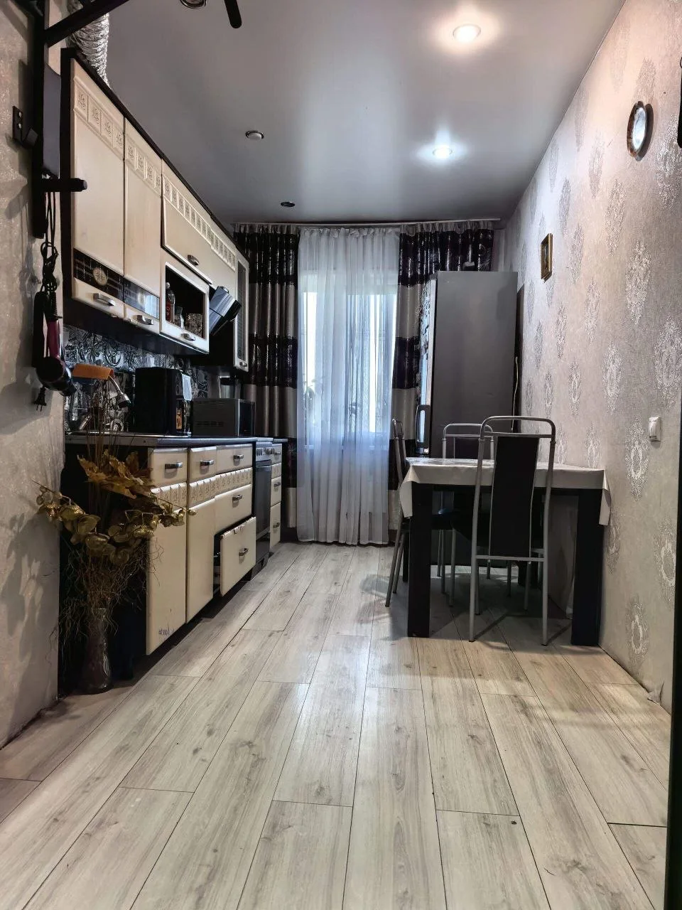 Продается 2к квартире на Маршала Конева раздельной планировки

В квартире косметический ремонт
Квартира теплая, уютная

Удачная локация:
- Школа №28 с бассейном
- 2 Детских сада
- Поликлиника
- МФЦ
- Торговый центр Ручей
- Стадион Рекорд и многое другое

Также в шаговой доступности остановка общ