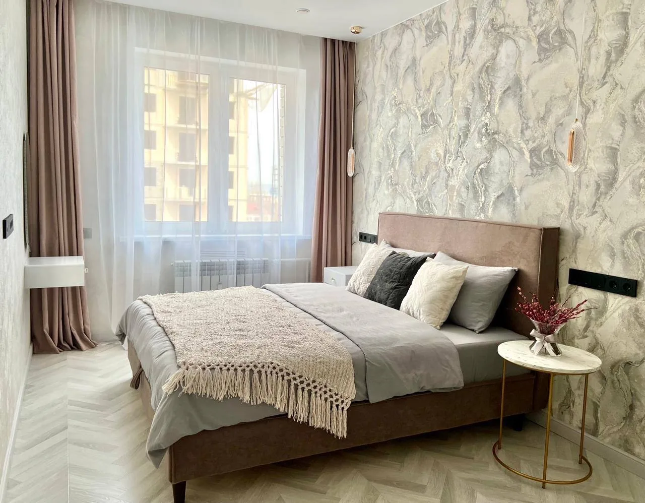 Продается красивая комфортная квартира в ЖК Очаг

В квартире сделан качественный дизайнерский ремонт, продумана каждая деталь

Мебель и бытовая техника остается новым собственникам 

Лаундж зона на балконе

Развитая инфраструктура района

Удобная локация

Документы готовы к сделке

Звоните и покуп