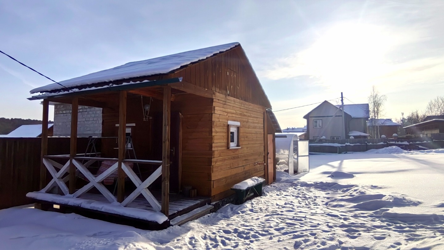 Продается замечательный двухэтажный дом.

Дом построен из качественных материалов. Денег на постройку не экономили так как строили для себя.
На первом этаже большая кухня-гостиная большой санузел и гараж на четыре машины.

На втором этаже две большие комнаты, каждую из которых при желании можно разд