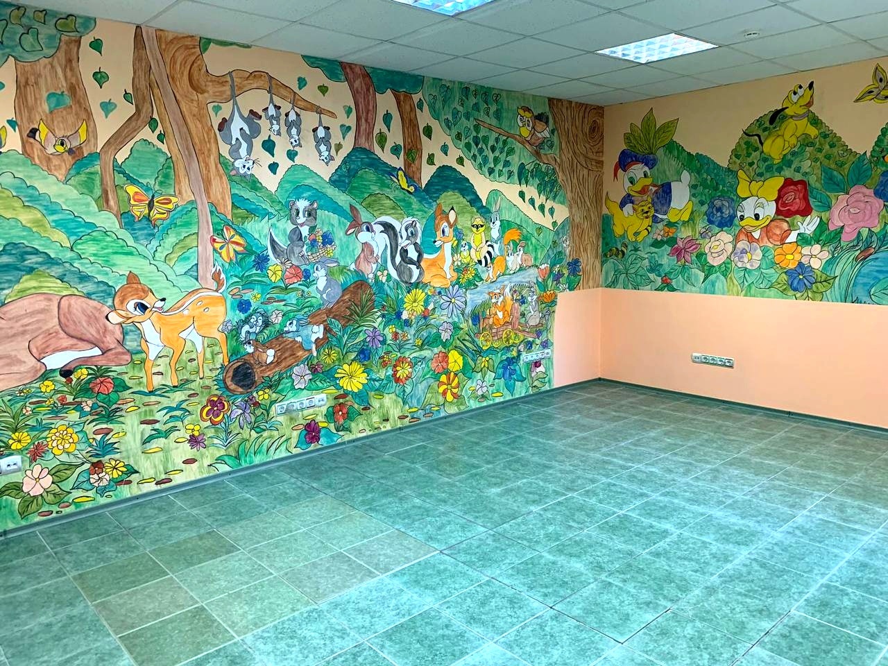 Продается просторное помещение состоящее из нескольких кабинетов. Так же имеется возможность поставить дополнительные перегородки. Несколько мокрых точек, (кухня, ванная комната и санузел) До недавнего времени в помещении находился частный детский сад. 

Удобная транспортная развязка. Во дворе практ