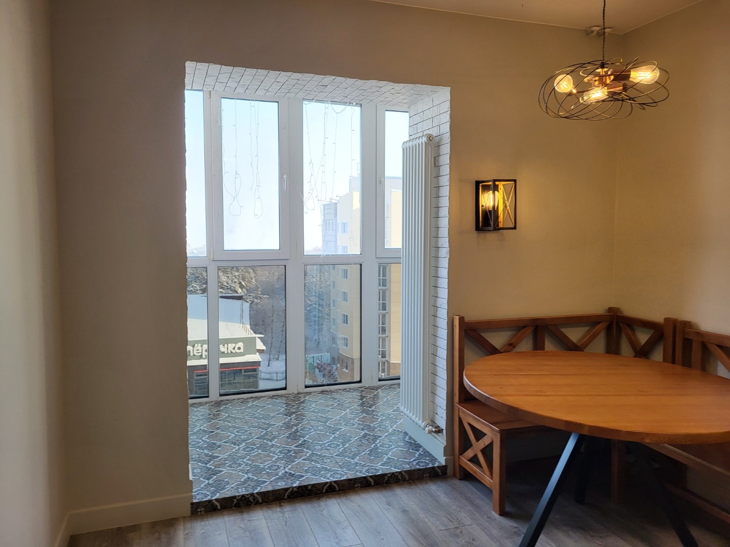 Отличныя квартира, которая может стать Вашим домом...

В квартире сделан очень качественный ремонт, продумана удобная эксплуатация:

- для перегородок использованы пазогребниевые плиты, можно вешать телевизоры, полки, где захочется, так же улучшенная шумоизоляция;
- балкон присоединен, панорамные ок