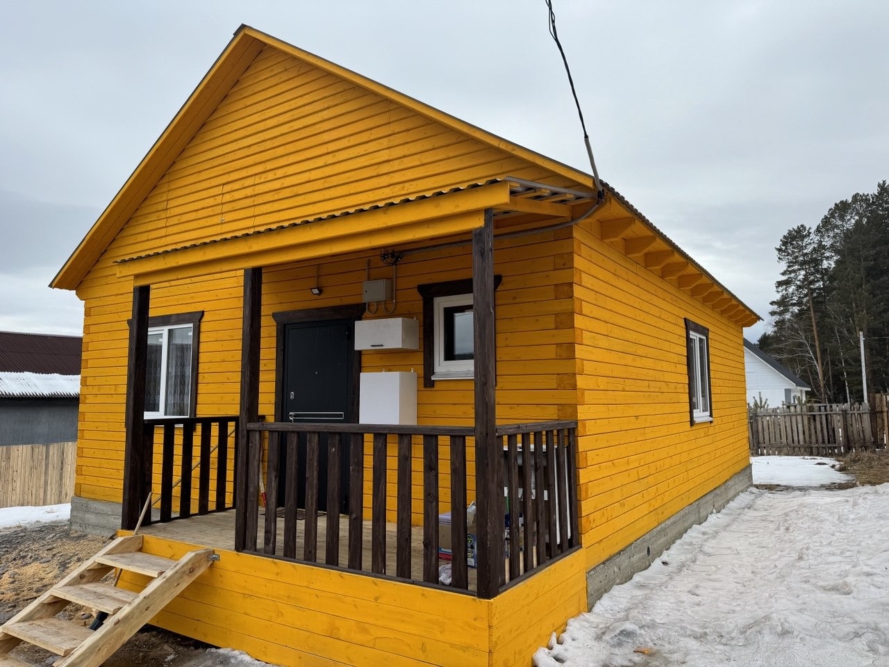 Основные характеристики:
Площадь: 140 кв. м, два этажа.
Экологически чистый брус.
Надежный ленточный фундамент (60х40 см).
Эффективная система отопления с бойлером.
Электричество 15 кВт.

Интерьер и планировка:
Прихожая для комфортного входа.
Просторная кухня для кулинарных экспериментов.
Уютная гос