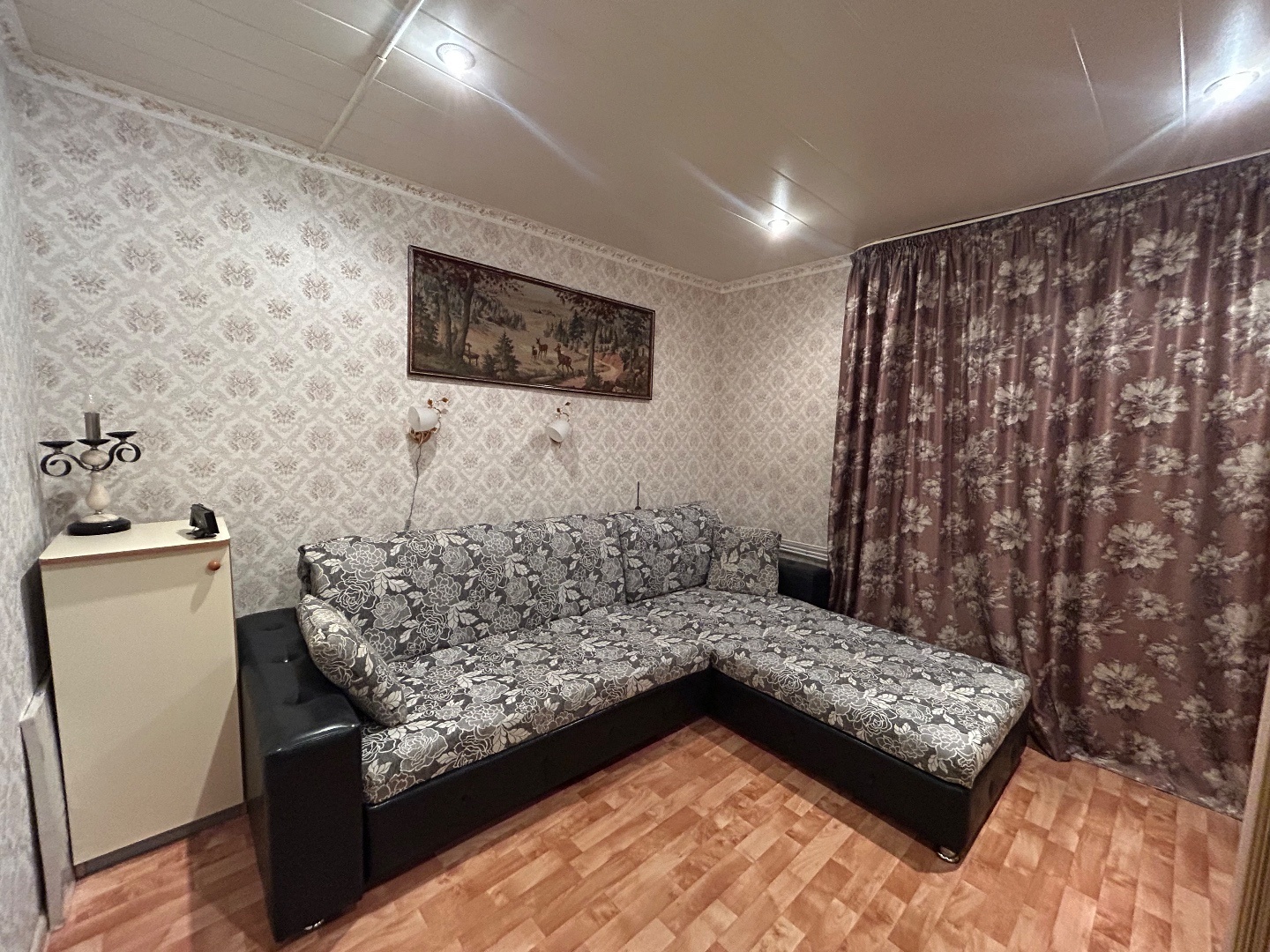 Представляем уютную двухкомнатную квартиру, идеально подходящую тем, кто ценит комфорт и удобное расположение. Просторная кухня-гостиная станет местом для семейных вечеров и посиделок с друзьями, а две отдельные спальни предоставят каждому жильцу личное пространство и уединение. Окна оснащены соврем