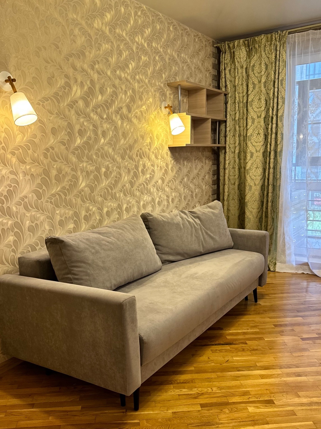 
Квартира спроектирована для комфортного проживания, а не для перепродажи. В её оформлении использованы только экологически чистые материалы, что выделяет её среди других предложений на рынке недвижимости. Из окон открывается живописный вид на окрестности. Во дворе и за шлагбаумом предусмотрена парк