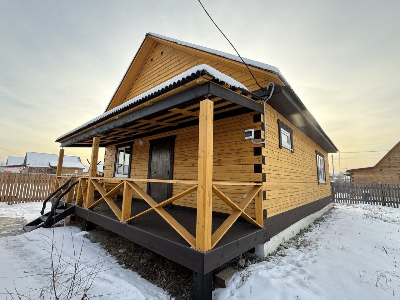 Описание:

- Дом из высококачественного бруса размером 18×18 метров, общая жилая площадь 90 кв.м.
- Интерьер: 3 просторные комнаты, удобная кухня-столовая, современный совмещённый санузел.
-  Электроэнергия мощностью 15 кВт обеспечивает бесперебойное освещение и работу бытовых приборов.
-  Индивидуа