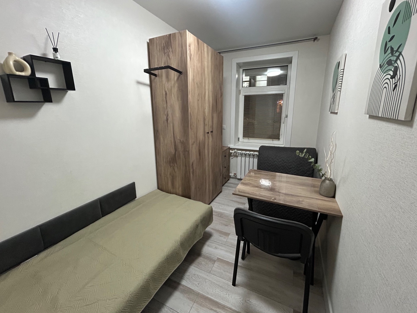 Комнаты изолированные, окна выходят на улицу. Квартира светлая и уютная, готова к заселению сразу после покупки. Недавно в доме прошел капитальный ремонт.
Одно из главных преимуществ — расположение в активно развивающемся районе с хорошей инфраструктурой. Рядом поликлиники №2 и №3, школа №15 и детск