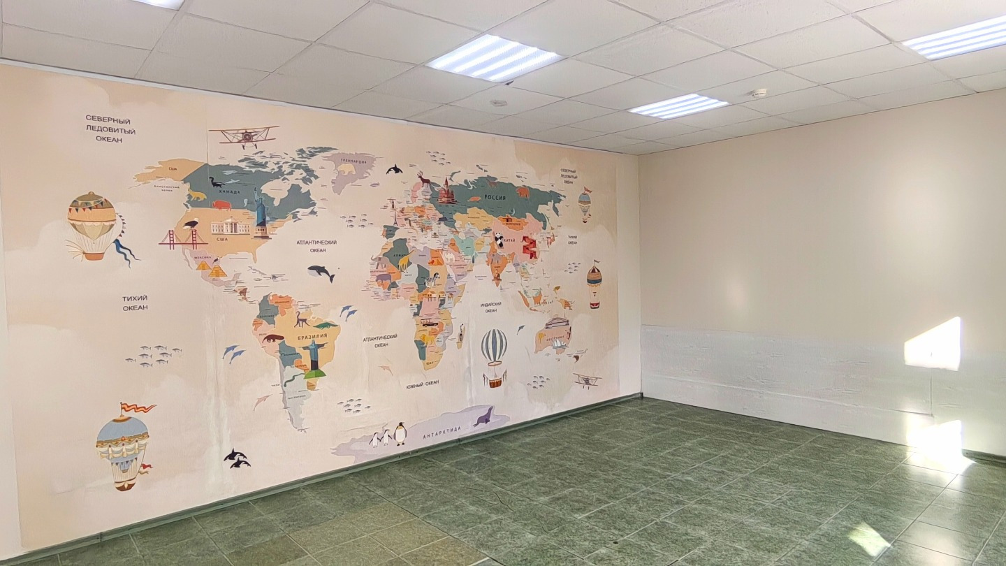 Продается просторное помещение состоящее из нескольких кабинетов. Так же имеется возможность поставить дополнительные перегородки. Несколько мокрых точек, (кухня, ванная комната и санузел) До недавнего времени в помещении находился частный детский сад. 

Удобная транспортная развязка. Во дворе практ