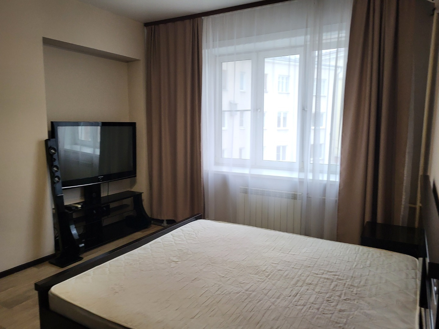 Стильная квартира в центре Иркутска.

Сдаем уютную квартиру в самом сердце города - Карла Маркса 5.
Квартира укомплектована всем необходимым для комфортной жизни.

Условия аренды :

- Залог 5000;
- Комиссия 50%;
- Коммунальные услуги включены в платеж
- пакет интернет+телефон (1100 руб\мес) оплачива