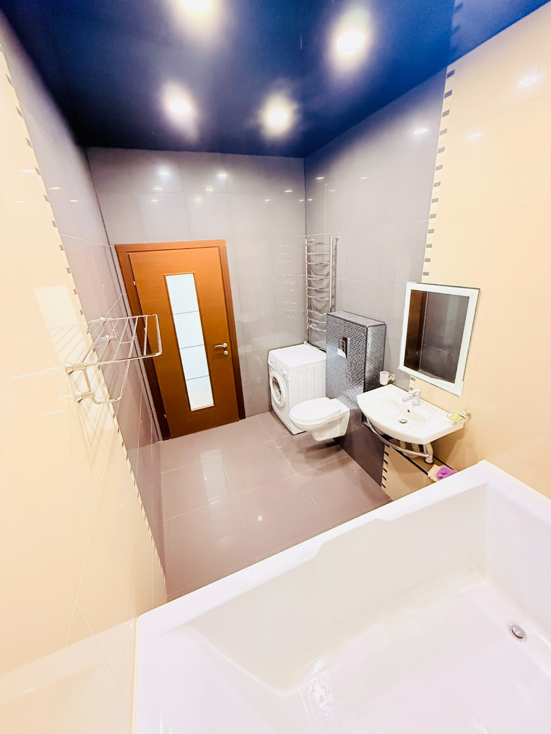 Продается уютная, светлая, теплая, просторная 3-комнатная квартира в экологически чистом тихом районе города Иркутска?В спальне имеется вместительный шкаф, с отделами и ящиками для хранения вещей? Сантехника Grohe, большая ванная 2м, всю технику бытовую оставляют, кухонный гарнитур остается, холодил