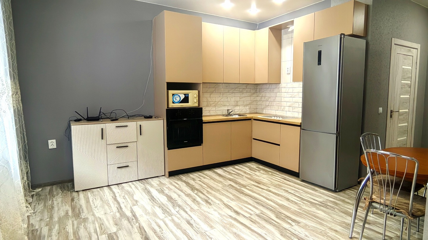 Продается замечательная, светлая и очень уютная однокомнатная квартира в микрорайоне Березовый.

В квартире сделан качественный ремонт! Делали для себя, использовали только дорогие современные материалы. Потолок натяжной, стены выровнены, наклеены обои. На полу ламинат. В сан узле установлена новая 