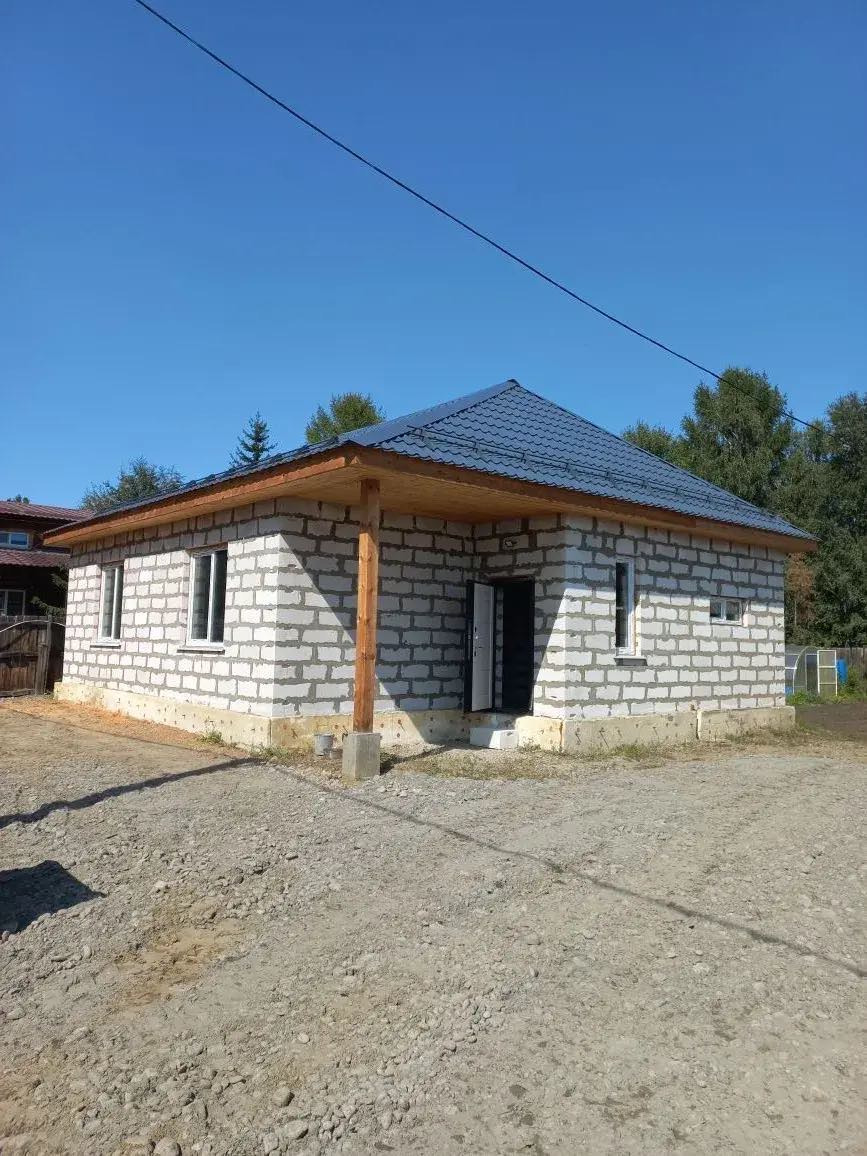 ? Продается просторный дом в отличном месте (с. Баклаши, ул. Рябиновая, 129б)

? Дом 117 кв.м. (газобетон на плите)
Это надежно: газобетон сохраняет тепло, а монолитная плита — залог устойчивости.

Планировка:

· 3 отдельные комнаты + просторная кухня-гостиная.
· Большая прихожая, санузел, техническ