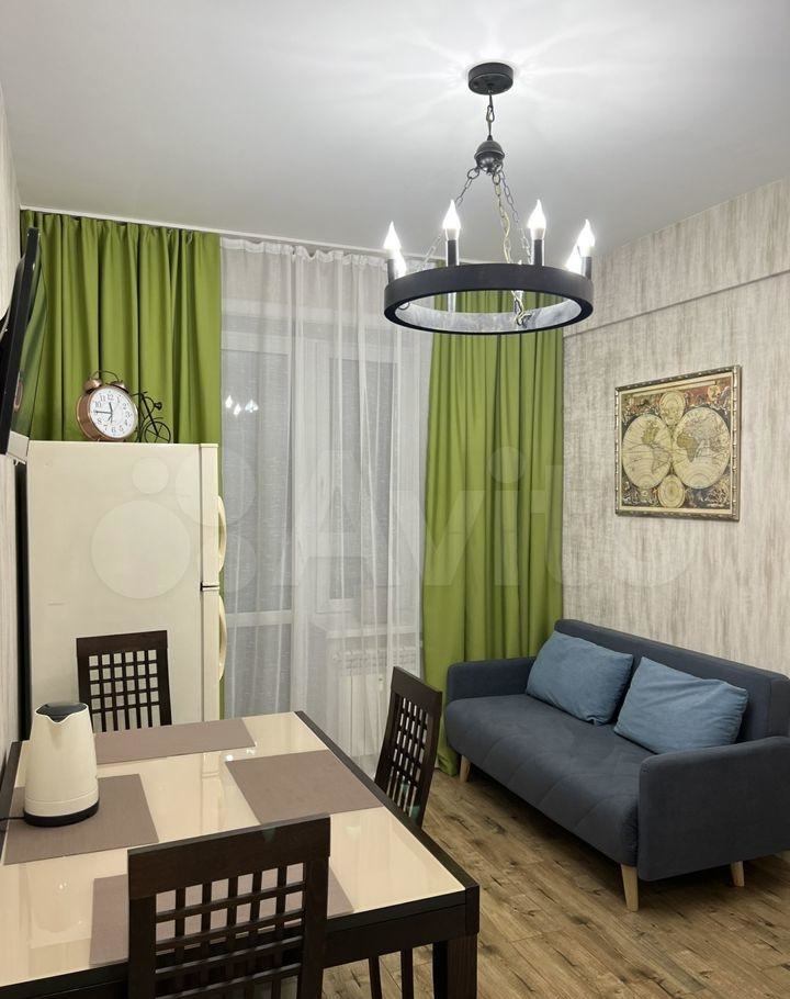 Продаю современную, просторную, светлую и очень теплую квартиру площадью 35кв.м. Квартира расположена на 2-м этаже 4-х этажного кирпичного дома в ЖК «Современник».
В квартире выполнен современный, качественный ремонт с использованием качественных, дорогих материалов. В квартире остаётся вся встроенн