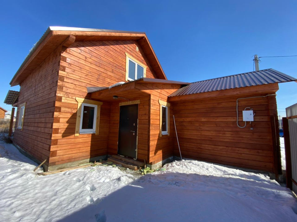 Внимание продается двухэтажный Дом 146 кВ. Участок 6 соток
3 комнаты, кухня-гостинная, санузел. 1 этаж - холл, прихожая, санузел, кухня- гостинная и 1 спальная. 2 этаж - холл, гардеробная и 2 спальни. Отопление, тёплый водяной пол, вода скважина 8.5м, септик 4.5 куба. Свет 15 кВ. Пластиковые окна, н