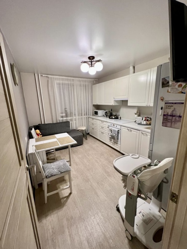 Представляем Вашему вниманию двухкомнатную квартиру в лучшем районе города Иркутск - Солнечный. 

Просторная, уютная квартира находится на втором этаже пятиэтажного кирпичного дома. 
В квартире выполнен косметический ремонт, две просторные комнаты (на две стороны), отдельная кухня, санузел раздельны